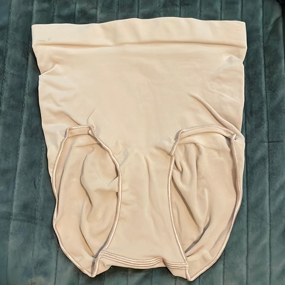 SKIMS SEAMLESS SCULPT MID WAIST BRIEF - Picture 2 of 8